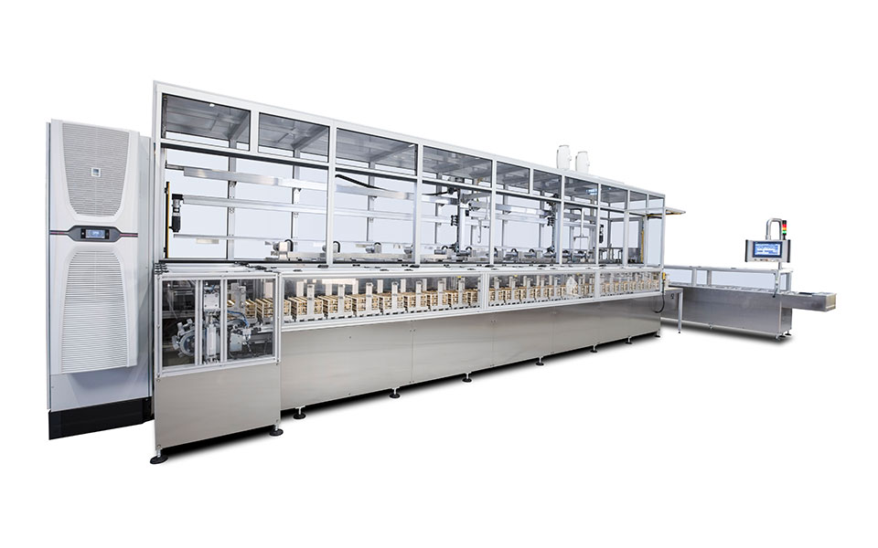 Automatische Linear-Reinigungsanlage für die industrielle Endreinigung von mikromechanischen Teilen in der Uhrenindustrie.