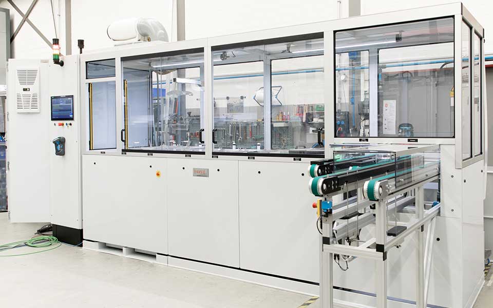 Processing system for passivation and final cleaning of products with airlock to the cleanroom.