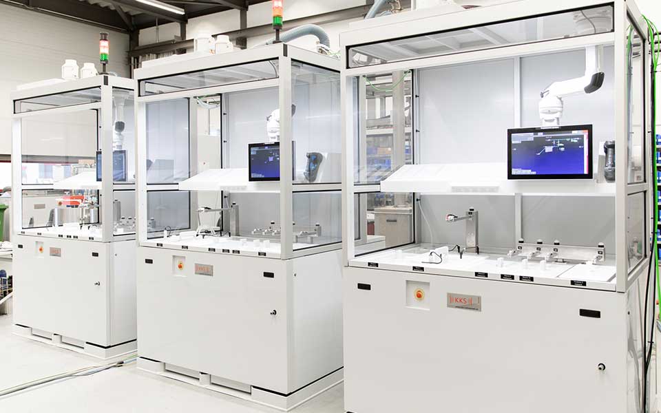 Modules for pickling and electropolishing products with a superordinate control system. The precise process parameters for the surface treatment processes are determined automatically by an integrated weighing cell.