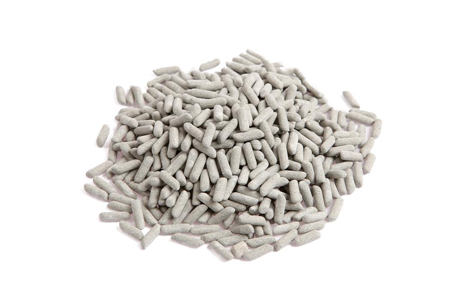 White, smaller abrasive particles as used by KKS for mass finishing of medical products